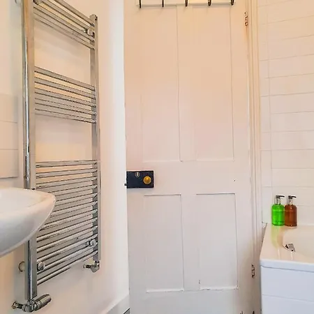 Cosy 2 Bedroom Reading House Sleeps 6 - With Free Wifi & Garden By Roost Accommodation Exterior photo