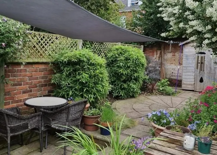Cosy 2 Bedroom Reading House Sleeps 6 - With Free Wifi & Garden By Roost Accommodation