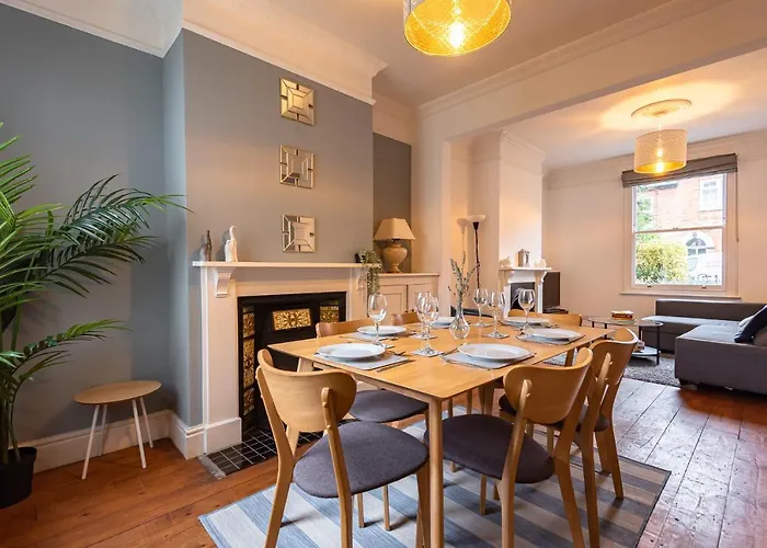 Cosy 2 Bedroom Reading House Sleeps 6 - With Free Wifi & Garden By Roost Accommodation