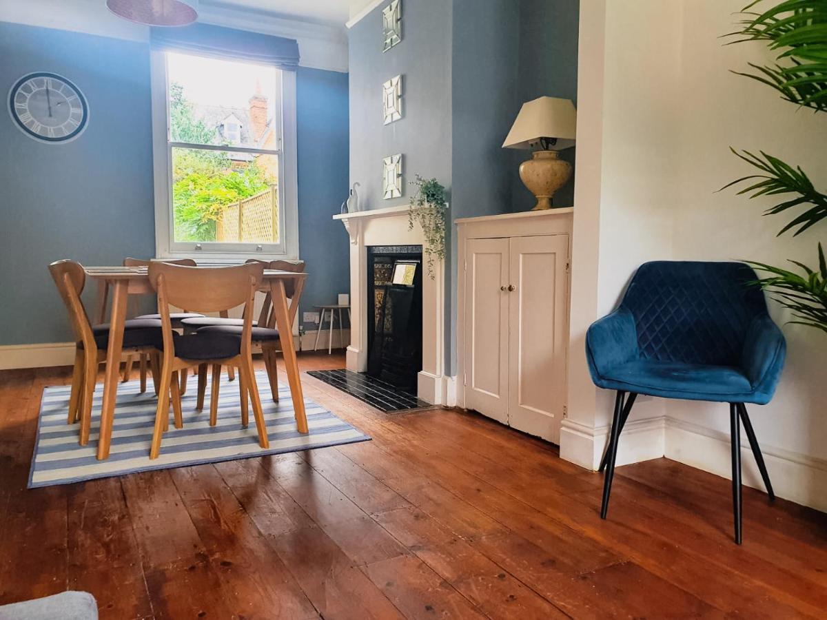 Cosy 2 Bedroom House Sleeps 6 - With Free Wifi & Garden By Roost *