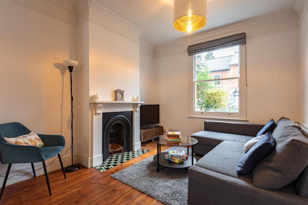 Cosy 2 Bedroom House Sleeps 6 - With Free Wifi & Garden By Roost *